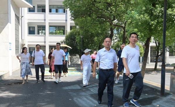 笑声和感叹, 开启了一场, 也让母校的