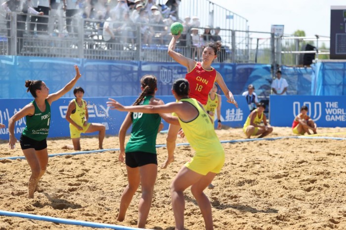 有来自四大, AA, 队首次参加