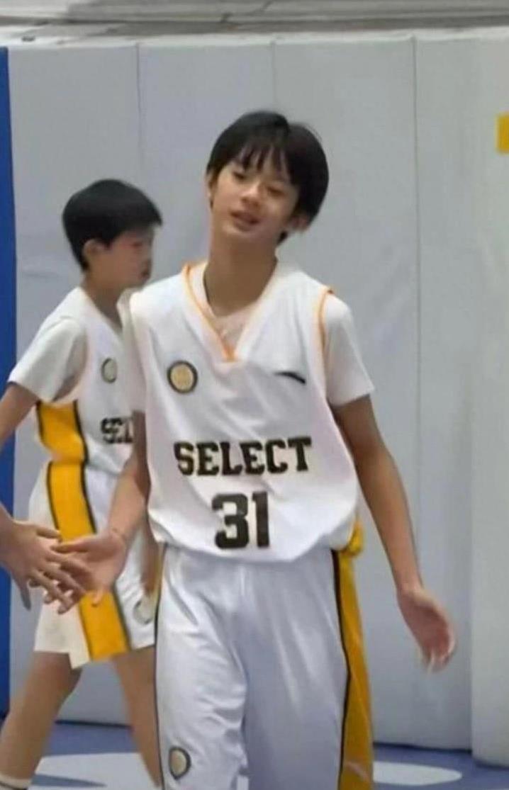 一个视频刷, 穿着